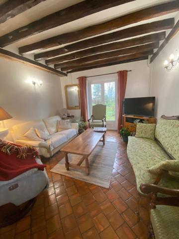 Longère avec grand terrain emprise au sol restante.