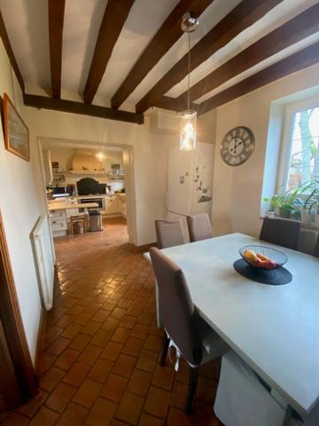 Longère avec grand terrain emprise au sol restante.