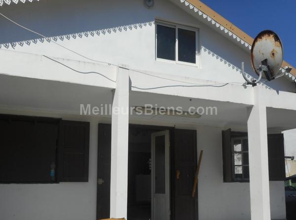 SAINT ANDRE (Petit Bazar). Maison F5/6 de 140 m2 habitables sur terrain de 350 m2 A RENOVER