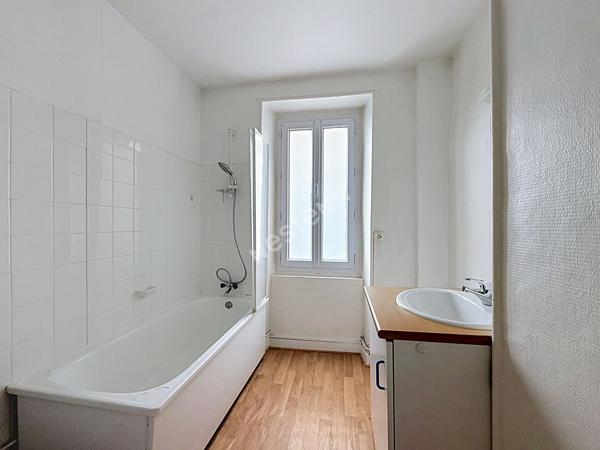IMMEUBLE DE RAPPORT À VENDRE ? LE LION-D'ANGERS ? 2 APPARTEMENTS T3 + LOCAL COMMERCIAL ? BONNE RENTABILITÉ
