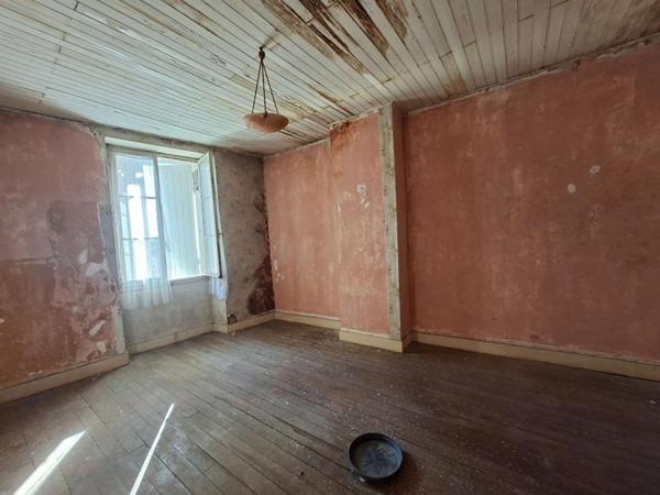 Maison en pierre à Saint Estephe 4 pièce(s) 80 m2 A RENOVER