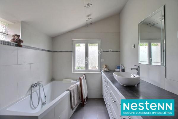 Maison plain-pied de 88m² avec grand terrain de 836m² et garage à Décines-Charpieu