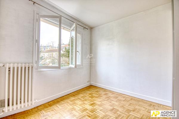 Versailles Notre-Dame les Prés Appartement 2 pièces 42 m² carrez situé au 1er étage avec ascenseur, balcon, cave et parking en sous-sol €370 000 ** - Référence 27722