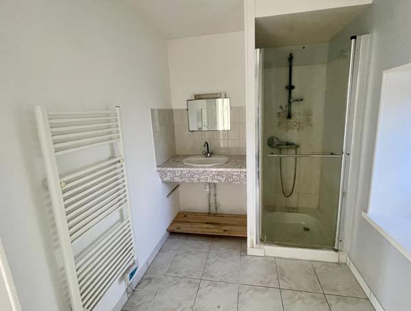 Ensemble de 2 maisons, 135 m² et 65 m², 3 km d'AULNAY et tous commerces, cadre très joli Nere