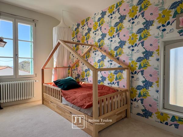 Maison
                                                                                                                                                                                                                                                                                                                        6 pièce(s)                                                                                                                                                                                                          5 chambre(s)                                                                                                                                                                                                          170  m²