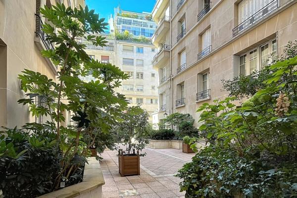 PARIS 16ᵉ - VOTRE PIED-À-TERRE AU-DESSUS DES TOITS - Appartement à vendre 2 pièces - AUTEUIL/JASMIN