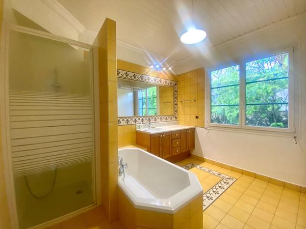 Maison plus studio , dépendances , jardin , Saint Jean Le Blanc .