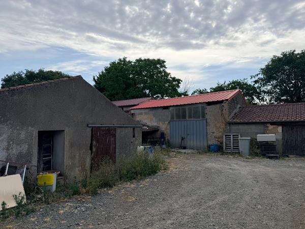 MAISON À RÉINVENTER AU COEUR DE LA CAMPAGNE DE NUEIL-SUR-LAYON