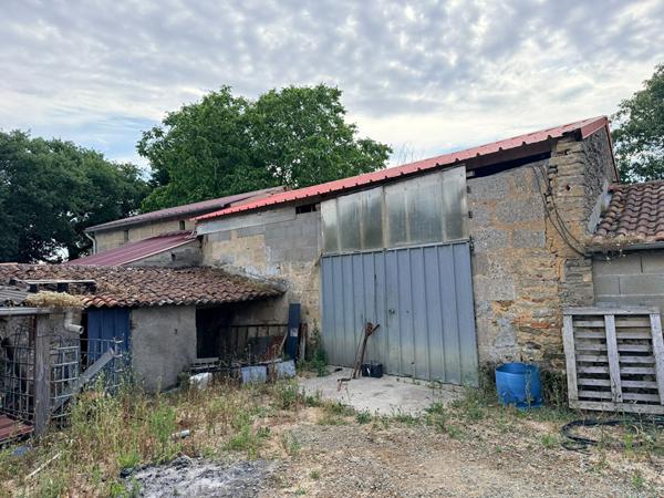 MAISON À RÉINVENTER AU COEUR DE LA CAMPAGNE DE NUEIL-SUR-LAYON