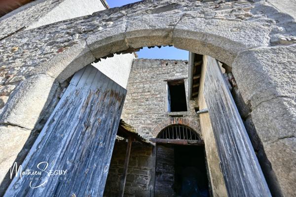 Maison à potentiel : Maisonnette avec dépendances à potentiel, 25m² d’extérieur / sur une parcelle bâtie de 290m²