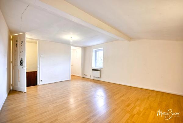 Maison à potentiel : Maisonnette avec dépendances à potentiel, 25m² d’extérieur / sur une parcelle bâtie de 290m²