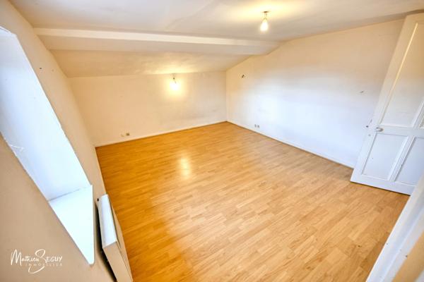 Maison à potentiel : Maisonnette avec dépendances à potentiel, 25m² d’extérieur / sur une parcelle bâtie de 290m²