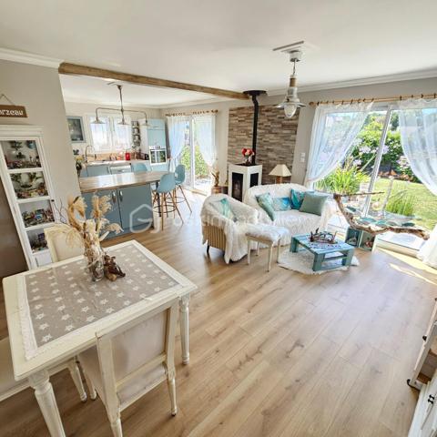 /// Nouveauté /// ( VISITE VIRTUELLE SUR DEMANDE )

🏡 Située en plein centre de SARZEAU, venez découvrir cette maison contemporaine en bois ( construite en 2021 ), à proximité immédiate de l’ensemble des commodités ( commerces et marché accessibles à pied ).
Implantée sur une parcelle de 373m² ,vous profiterez de son jardin paysagé intégralement clôturé et exposé plein Sud.
Cette maison bénéficiant de prestations de qualité et décorée avec goût développe une surface habitable de 100 m² ( 116 m² au sol ) et se compose de la façon suivante :

🔹Rez-de-chaussée : 
. Une grande pièce de vie ouverte ( salon / séjour / cuisine ) traversante et lumineuse ( jardin exposé Sud )
. Une vaste suite parentale avec salle d’eau attenante
. Des WC séparés

🔹Etage :
. Une grande mezzanine pouvant être utilisée comme 4ème chambre
. 2 chambres 
. Une salle d’eau
. Des WC séparés

Un poêle à granules vient agrémenter ce bien pour un confort optimal et des consommations maîtrisées ( des radiateurs sont également présents si besoin ).
Un garage d’environ 20m²  vient compléter ce bien

📍 Les atouts :
✔ Emplacement dans le centre-ville de Sarzeau 
✔ Une grande allée de 20 mètres permettant de garer plusieurs véhicules ( camping car…)
✔ 3 chambres / possibilité de 4
✔ Garage
✔ Présence d’un puits
✔ Possibilité de vendre le bien meublé

Une opportunité rare sur SARZEAU pour un projet de vie.
À visiter sans tarder !
