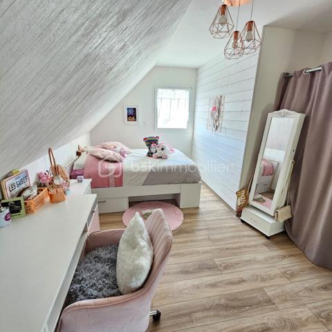 /// Nouveauté /// ( VISITE VIRTUELLE SUR DEMANDE )

🏡 Située en plein centre de SARZEAU, venez découvrir cette maison contemporaine en bois ( construite en 2021 ), à proximité immédiate de l’ensemble des commodités ( commerces et marché accessibles à pied ).
Implantée sur une parcelle de 373m² ,vous profiterez de son jardin paysagé intégralement clôturé et exposé plein Sud.
Cette maison bénéficiant de prestations de qualité et décorée avec goût développe une surface habitable de 100 m² ( 116 m² au sol ) et se compose de la façon suivante :

🔹Rez-de-chaussée : 
. Une grande pièce de vie ouverte ( salon / séjour / cuisine ) traversante et lumineuse ( jardin exposé Sud )
. Une vaste suite parentale avec salle d’eau attenante
. Des WC séparés

🔹Etage :
. Une grande mezzanine pouvant être utilisée comme 4ème chambre
. 2 chambres 
. Une salle d’eau
. Des WC séparés

Un poêle à granules vient agrémenter ce bien pour un confort optimal et des consommations maîtrisées ( des radiateurs sont également présents si besoin ).
Un garage d’environ 20m²  vient compléter ce bien

📍 Les atouts :
✔ Emplacement dans le centre-ville de Sarzeau 
✔ Une grande allée de 20 mètres permettant de garer plusieurs véhicules ( camping car…)
✔ 3 chambres / possibilité de 4
✔ Garage
✔ Présence d’un puits
✔ Possibilité de vendre le bien meublé

Une opportunité rare sur SARZEAU pour un projet de vie.
À visiter sans tarder !