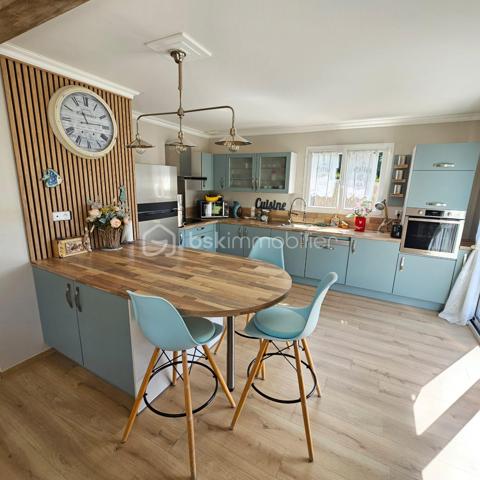 /// Nouveauté /// ( VISITE VIRTUELLE SUR DEMANDE )

🏡 Située en plein centre de SARZEAU, venez découvrir cette maison contemporaine en bois ( construite en 2021 ), à proximité immédiate de l’ensemble des commodités ( commerces et marché accessibles à pied ).
Implantée sur une parcelle de 373m² ,vous profiterez de son jardin paysagé intégralement clôturé et exposé plein Sud.
Cette maison bénéficiant de prestations de qualité et décorée avec goût développe une surface habitable de 100 m² ( 116 m² au sol ) et se compose de la façon suivante :

🔹Rez-de-chaussée : 
. Une grande pièce de vie ouverte ( salon / séjour / cuisine ) traversante et lumineuse ( jardin exposé Sud )
. Une vaste suite parentale avec salle d’eau attenante
. Des WC séparés

🔹Etage :
. Une grande mezzanine pouvant être utilisée comme 4ème chambre
. 2 chambres 
. Une salle d’eau
. Des WC séparés

Un poêle à granules vient agrémenter ce bien pour un confort optimal et des consommations maîtrisées ( des radiateurs sont également présents si besoin ).
Un garage d’environ 20m²  vient compléter ce bien

📍 Les atouts :
✔ Emplacement dans le centre-ville de Sarzeau 
✔ Une grande allée de 20 mètres permettant de garer plusieurs véhicules ( camping car…)
✔ 3 chambres / possibilité de 4
✔ Garage
✔ Présence d’un puits
✔ Possibilité de vendre le bien meublé

Une opportunité rare sur SARZEAU pour un projet de vie.
À visiter sans tarder !