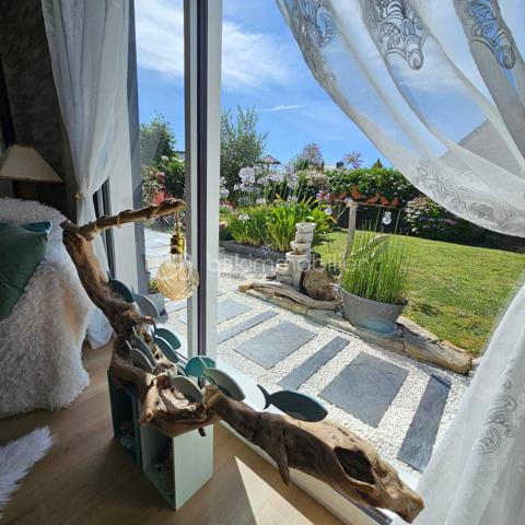 /// Nouveauté /// ( VISITE VIRTUELLE SUR DEMANDE )

🏡 Située en plein centre de SARZEAU, venez découvrir cette maison contemporaine en bois ( construite en 2021 ), à proximité immédiate de l’ensemble des commodités ( commerces et marché accessibles à pied ).
Implantée sur une parcelle de 373m² ,vous profiterez de son jardin paysagé intégralement clôturé et exposé plein Sud.
Cette maison bénéficiant de prestations de qualité et décorée avec goût développe une surface habitable de 100 m² ( 116 m² au sol ) et se compose de la façon suivante :

🔹Rez-de-chaussée : 
. Une grande pièce de vie ouverte ( salon / séjour / cuisine ) traversante et lumineuse ( jardin exposé Sud )
. Une vaste suite parentale avec salle d’eau attenante
. Des WC séparés

🔹Etage :
. Une grande mezzanine pouvant être utilisée comme 4ème chambre
. 2 chambres 
. Une salle d’eau
. Des WC séparés

Un poêle à granules vient agrémenter ce bien pour un confort optimal et des consommations maîtrisées ( des radiateurs sont également présents si besoin ).
Un garage d’environ 20m²  vient compléter ce bien

📍 Les atouts :
✔ Emplacement dans le centre-ville de Sarzeau 
✔ Une grande allée de 20 mètres permettant de garer plusieurs véhicules ( camping car…)
✔ 3 chambres / possibilité de 4
✔ Garage
✔ Présence d’un puits
✔ Possibilité de vendre le bien meublé

Une opportunité rare sur SARZEAU pour un projet de vie.
À visiter sans tarder !
