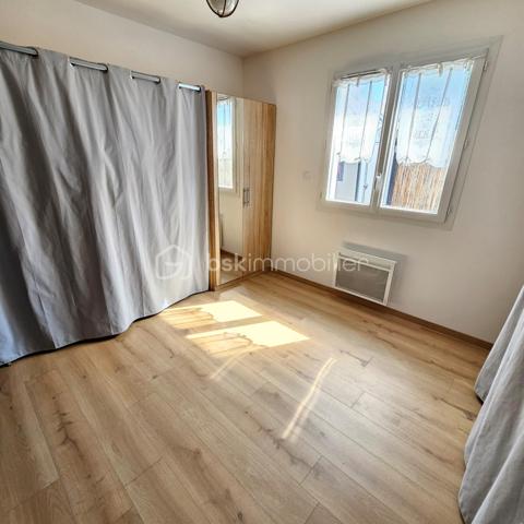 /// Nouveauté /// ( VISITE VIRTUELLE SUR DEMANDE )

🏡 Située en plein centre de SARZEAU, venez découvrir cette maison contemporaine en bois ( construite en 2021 ), à proximité immédiate de l’ensemble des commodités ( commerces et marché accessibles à pied ).
Implantée sur une parcelle de 373m² ,vous profiterez de son jardin paysagé intégralement clôturé et exposé plein Sud.
Cette maison bénéficiant de prestations de qualité et décorée avec goût développe une surface habitable de 100 m² ( 116 m² au sol ) et se compose de la façon suivante :

🔹Rez-de-chaussée : 
. Une grande pièce de vie ouverte ( salon / séjour / cuisine ) traversante et lumineuse ( jardin exposé Sud )
. Une vaste suite parentale avec salle d’eau attenante
. Des WC séparés

🔹Etage :
. Une grande mezzanine pouvant être utilisée comme 4ème chambre
. 2 chambres 
. Une salle d’eau
. Des WC séparés

Un poêle à granules vient agrémenter ce bien pour un confort optimal et des consommations maîtrisées ( des radiateurs sont également présents si besoin ).
Un garage d’environ 20m²  vient compléter ce bien

📍 Les atouts :
✔ Emplacement dans le centre-ville de Sarzeau 
✔ Une grande allée de 20 mètres permettant de garer plusieurs véhicules ( camping car…)
✔ 3 chambres / possibilité de 4
✔ Garage
✔ Présence d’un puits
✔ Possibilité de vendre le bien meublé

Une opportunité rare sur SARZEAU pour un projet de vie.
À visiter sans tarder !