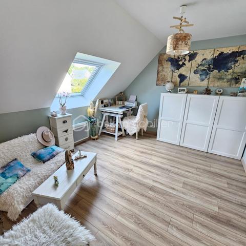 /// Nouveauté /// ( VISITE VIRTUELLE SUR DEMANDE )

🏡 Située en plein centre de SARZEAU, venez découvrir cette maison contemporaine en bois ( construite en 2021 ), à proximité immédiate de l’ensemble des commodités ( commerces et marché accessibles à pied ).
Implantée sur une parcelle de 373m² ,vous profiterez de son jardin paysagé intégralement clôturé et exposé plein Sud.
Cette maison bénéficiant de prestations de qualité et décorée avec goût développe une surface habitable de 100 m² ( 116 m² au sol ) et se compose de la façon suivante :

🔹Rez-de-chaussée : 
. Une grande pièce de vie ouverte ( salon / séjour / cuisine ) traversante et lumineuse ( jardin exposé Sud )
. Une vaste suite parentale avec salle d’eau attenante
. Des WC séparés

🔹Etage :
. Une grande mezzanine pouvant être utilisée comme 4ème chambre
. 2 chambres 
. Une salle d’eau
. Des WC séparés

Un poêle à granules vient agrémenter ce bien pour un confort optimal et des consommations maîtrisées ( des radiateurs sont également présents si besoin ).
Un garage d’environ 20m²  vient compléter ce bien

📍 Les atouts :
✔ Emplacement dans le centre-ville de Sarzeau 
✔ Une grande allée de 20 mètres permettant de garer plusieurs véhicules ( camping car…)
✔ 3 chambres / possibilité de 4
✔ Garage
✔ Présence d’un puits
✔ Possibilité de vendre le bien meublé

Une opportunité rare sur SARZEAU pour un projet de vie.
À visiter sans tarder !