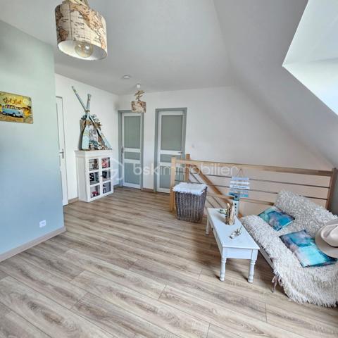 /// Nouveauté /// ( VISITE VIRTUELLE SUR DEMANDE )

🏡 Située en plein centre de SARZEAU, venez découvrir cette maison contemporaine en bois ( construite en 2021 ), à proximité immédiate de l’ensemble des commodités ( commerces et marché accessibles à pied ).
Implantée sur une parcelle de 373m² ,vous profiterez de son jardin paysagé intégralement clôturé et exposé plein Sud.
Cette maison bénéficiant de prestations de qualité et décorée avec goût développe une surface habitable de 100 m² ( 116 m² au sol ) et se compose de la façon suivante :

🔹Rez-de-chaussée : 
. Une grande pièce de vie ouverte ( salon / séjour / cuisine ) traversante et lumineuse ( jardin exposé Sud )
. Une vaste suite parentale avec salle d’eau attenante
. Des WC séparés

🔹Etage :
. Une grande mezzanine pouvant être utilisée comme 4ème chambre
. 2 chambres 
. Une salle d’eau
. Des WC séparés

Un poêle à granules vient agrémenter ce bien pour un confort optimal et des consommations maîtrisées ( des radiateurs sont également présents si besoin ).
Un garage d’environ 20m²  vient compléter ce bien

📍 Les atouts :
✔ Emplacement dans le centre-ville de Sarzeau 
✔ Une grande allée de 20 mètres permettant de garer plusieurs véhicules ( camping car…)
✔ 3 chambres / possibilité de 4
✔ Garage
✔ Présence d’un puits
✔ Possibilité de vendre le bien meublé

Une opportunité rare sur SARZEAU pour un projet de vie.
À visiter sans tarder !