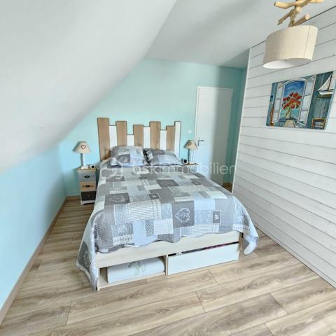 /// Nouveauté /// ( VISITE VIRTUELLE SUR DEMANDE )

🏡 Située en plein centre de SARZEAU, venez découvrir cette maison contemporaine en bois ( construite en 2021 ), à proximité immédiate de l’ensemble des commodités ( commerces et marché accessibles à pied ).
Implantée sur une parcelle de 373m² ,vous profiterez de son jardin paysagé intégralement clôturé et exposé plein Sud.
Cette maison bénéficiant de prestations de qualité et décorée avec goût développe une surface habitable de 100 m² ( 116 m² au sol ) et se compose de la façon suivante :

🔹Rez-de-chaussée : 
. Une grande pièce de vie ouverte ( salon / séjour / cuisine ) traversante et lumineuse ( jardin exposé Sud )
. Une vaste suite parentale avec salle d’eau attenante
. Des WC séparés

🔹Etage :
. Une grande mezzanine pouvant être utilisée comme 4ème chambre
. 2 chambres 
. Une salle d’eau
. Des WC séparés

Un poêle à granules vient agrémenter ce bien pour un confort optimal et des consommations maîtrisées ( des radiateurs sont également présents si besoin ).
Un garage d’environ 20m²  vient compléter ce bien

📍 Les atouts :
✔ Emplacement dans le centre-ville de Sarzeau 
✔ Une grande allée de 20 mètres permettant de garer plusieurs véhicules ( camping car…)
✔ 3 chambres / possibilité de 4
✔ Garage
✔ Présence d’un puits
✔ Possibilité de vendre le bien meublé

Une opportunité rare sur SARZEAU pour un projet de vie.
À visiter sans tarder !