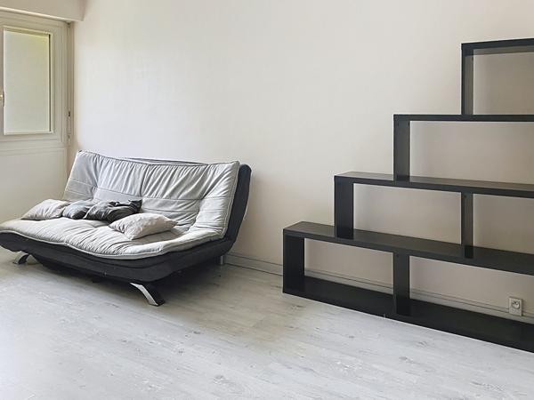 A vendre Angers les Banchais, appartement type 2, une chambre, cuisine aménagée équipée, cave plus place de parking privative. A deux minutes de la ligne B du tramway arrêt deux-croix. et à proximité de la ligne de bus numéro 7.