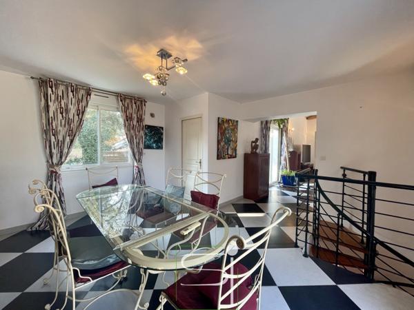 Villa 6 pièce(s) 3 chambre(s) 142 m²