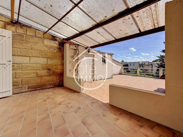 Castillon la Bataille : Maison en pierre avec fort potentiel