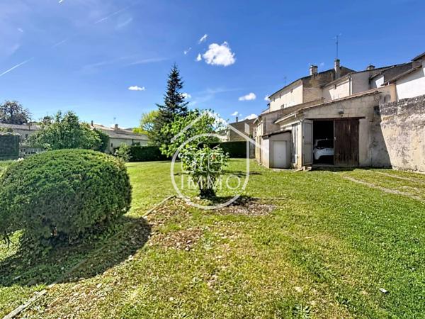 Castillon la Bataille : Maison en pierre avec fort potentiel