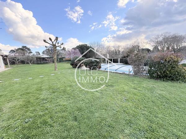LA FORCE : Maison de plain-pied 6 pièces de 166m² avec jardin et piscine
