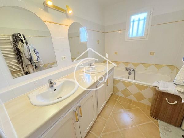 LA FORCE : Maison de plain-pied 6 pièces de 166m² avec jardin et piscine