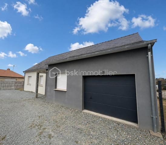 Idéalement située au cœur d’un quartier calme et recherché, cette maison récente est parfaite pour une famille en quête de confort et de sérénité.

Dès l’entrée, vous serez séduit par ses beaux volumes et sa grande pièce de vie lumineuse, idéale pour partager des moments conviviaux. La maison offre trois chambres confortables ainsi qu’un bureau, parfait pour le télétravail ou une activité indépendante.

Fonctionnelle et bien pensée, elle dispose également d’une buanderie, d’un garage et de nombreux espaces de rangement.

À l’extérieur, vous profiterez d’un agréable jardin, idéal pour les enfants ou les moments de détente en plein air.

Construction récente, excellente performance énergétique (DPE : A), environnement paisible : cette maison réunit tous les atouts pour une vie familiale épanouie.

À visiter sans tarder !