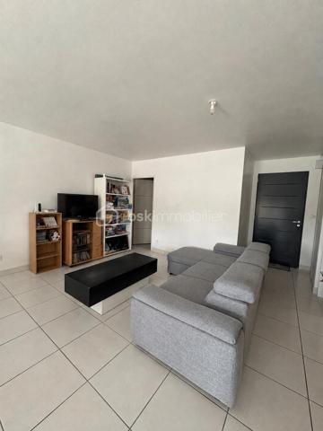 Idéalement située au cœur d’un quartier calme et recherché, cette maison récente est parfaite pour une famille en quête de confort et de sérénité.

Dès l’entrée, vous serez séduit par ses beaux volumes et sa grande pièce de vie lumineuse, idéale pour partager des moments conviviaux. La maison offre trois chambres confortables ainsi qu’un bureau, parfait pour le télétravail ou une activité indépendante.

Fonctionnelle et bien pensée, elle dispose également d’une buanderie, d’un garage et de nombreux espaces de rangement.

À l’extérieur, vous profiterez d’un agréable jardin, idéal pour les enfants ou les moments de détente en plein air.

Construction récente, excellente performance énergétique (DPE : A), environnement paisible : cette maison réunit tous les atouts pour une vie familiale épanouie.

À visiter sans tarder !