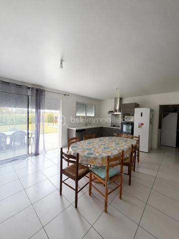 Idéalement située au cœur d’un quartier calme et recherché, cette maison récente est parfaite pour une famille en quête de confort et de sérénité.

Dès l’entrée, vous serez séduit par ses beaux volumes et sa grande pièce de vie lumineuse, idéale pour partager des moments conviviaux. La maison offre trois chambres confortables ainsi qu’un bureau, parfait pour le télétravail ou une activité indépendante.

Fonctionnelle et bien pensée, elle dispose également d’une buanderie, d’un garage et de nombreux espaces de rangement.

À l’extérieur, vous profiterez d’un agréable jardin, idéal pour les enfants ou les moments de détente en plein air.

Construction récente, excellente performance énergétique (DPE : A), environnement paisible : cette maison réunit tous les atouts pour une vie familiale épanouie.

À visiter sans tarder !