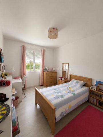 Idéalement située au cœur d’un quartier calme et recherché, cette maison récente est parfaite pour une famille en quête de confort et de sérénité.

Dès l’entrée, vous serez séduit par ses beaux volumes et sa grande pièce de vie lumineuse, idéale pour partager des moments conviviaux. La maison offre trois chambres confortables ainsi qu’un bureau, parfait pour le télétravail ou une activité indépendante.

Fonctionnelle et bien pensée, elle dispose également d’une buanderie, d’un garage et de nombreux espaces de rangement.

À l’extérieur, vous profiterez d’un agréable jardin, idéal pour les enfants ou les moments de détente en plein air.

Construction récente, excellente performance énergétique (DPE : A), environnement paisible : cette maison réunit tous les atouts pour une vie familiale épanouie.

À visiter sans tarder !
