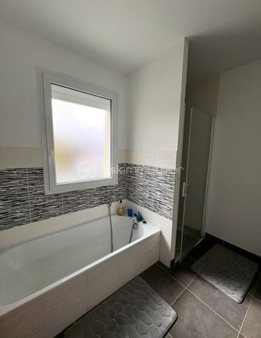 Idéalement située au cœur d’un quartier calme et recherché, cette maison récente est parfaite pour une famille en quête de confort et de sérénité.

Dès l’entrée, vous serez séduit par ses beaux volumes et sa grande pièce de vie lumineuse, idéale pour partager des moments conviviaux. La maison offre trois chambres confortables ainsi qu’un bureau, parfait pour le télétravail ou une activité indépendante.

Fonctionnelle et bien pensée, elle dispose également d’une buanderie, d’un garage et de nombreux espaces de rangement.

À l’extérieur, vous profiterez d’un agréable jardin, idéal pour les enfants ou les moments de détente en plein air.

Construction récente, excellente performance énergétique (DPE : A), environnement paisible : cette maison réunit tous les atouts pour une vie familiale épanouie.

À visiter sans tarder !