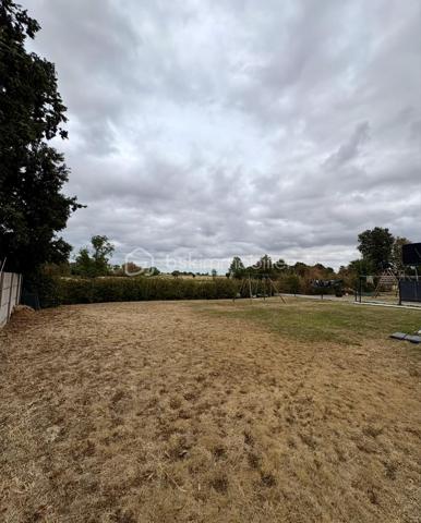 Idéalement située au cœur d’un quartier calme et recherché, cette maison récente est parfaite pour une famille en quête de confort et de sérénité.

Dès l’entrée, vous serez séduit par ses beaux volumes et sa grande pièce de vie lumineuse, idéale pour partager des moments conviviaux. La maison offre trois chambres confortables ainsi qu’un bureau, parfait pour le télétravail ou une activité indépendante.

Fonctionnelle et bien pensée, elle dispose également d’une buanderie, d’un garage et de nombreux espaces de rangement.

À l’extérieur, vous profiterez d’un agréable jardin, idéal pour les enfants ou les moments de détente en plein air.

Construction récente, excellente performance énergétique (DPE : A), environnement paisible : cette maison réunit tous les atouts pour une vie familiale épanouie.

À visiter sans tarder !
