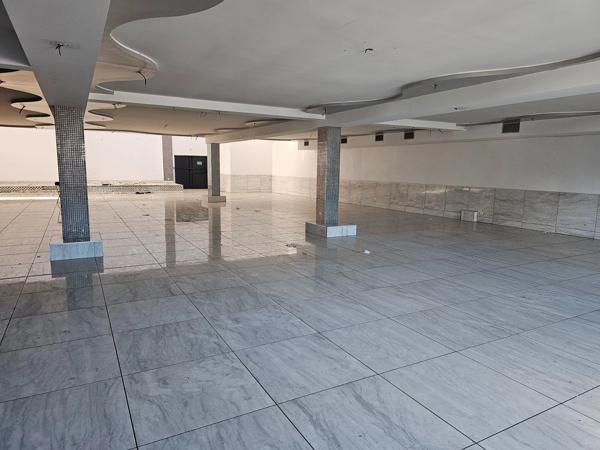 Restaurant de 559 m2 avec bureau et parkings à louer à Orgeval au bord de la RN 13