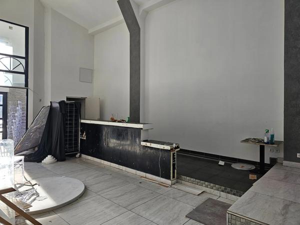 Restaurant de 559 m2 avec bureau et parkings à louer à Orgeval au bord de la RN 13
