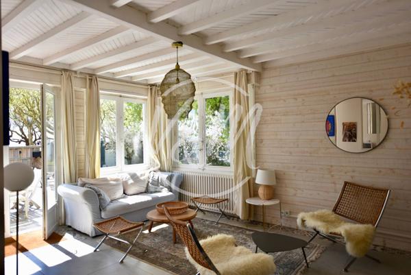 Villa rénovée de plus de 150m² avec 5 chambres piscine garage et de nombreux couchages sur une parcelle face bassin de presque 860m² ANDERNOS MAURET