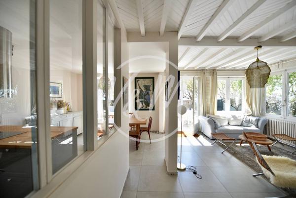 Villa rénovée de plus de 150m² avec 5 chambres piscine garage et de nombreux couchages sur une parcelle face bassin de presque 860m² ANDERNOS MAURET