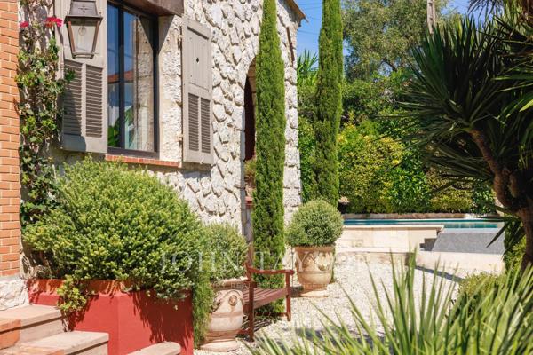 Villa d'architecte aux portes du Cros de Cagnes