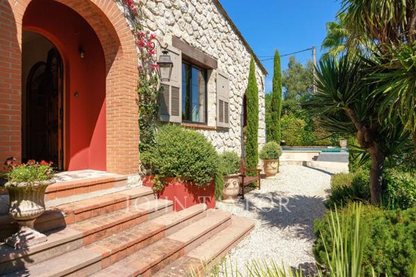 Villa d'architecte aux portes du Cros de Cagnes