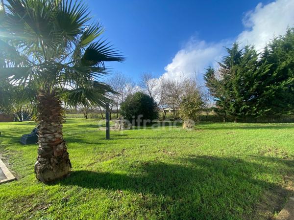 Local/bureau/Ensemble Immoblier/Maison indivduelle de Plain-pied à vendre SAINTE SOULLE (17)