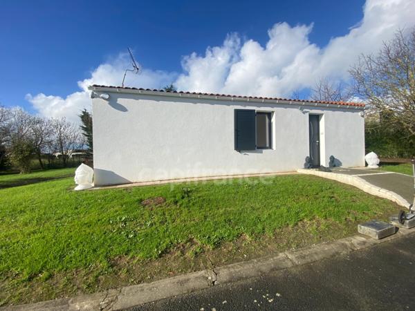 Local/bureau/Ensemble Immoblier/Maison indivduelle de Plain-pied à vendre SAINTE SOULLE (17)