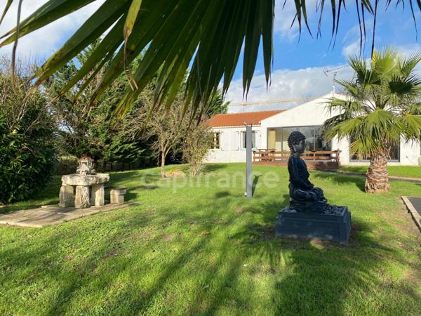 Local/bureau/Ensemble Immoblier/Maison indivduelle de Plain-pied à vendre SAINTE SOULLE (17)