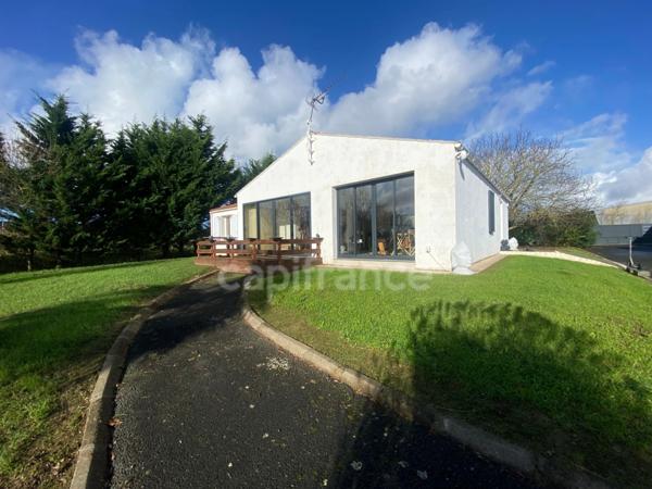 Local/bureau/Ensemble Immoblier/Maison indivduelle de Plain-pied à vendre SAINTE SOULLE (17)