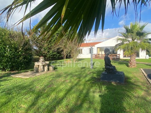 Local/bureau/Ensemble Immoblier/Maison indivduelle de Plain-pied à vendre SAINTE SOULLE (17)