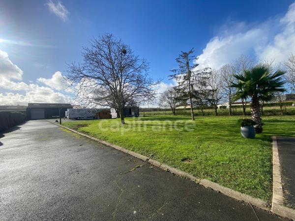 Local/bureau/Ensemble Immoblier/Maison indivduelle de Plain-pied à vendre SAINTE SOULLE (17)