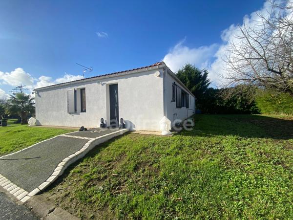 Local/bureau/Ensemble Immoblier/Maison indivduelle de Plain-pied à vendre SAINTE SOULLE (17)