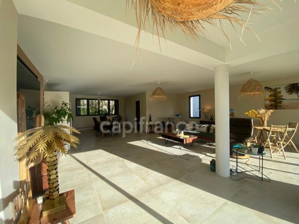 Local/bureau/Ensemble Immoblier/Maison indivduelle de Plain-pied à vendre SAINTE SOULLE (17)